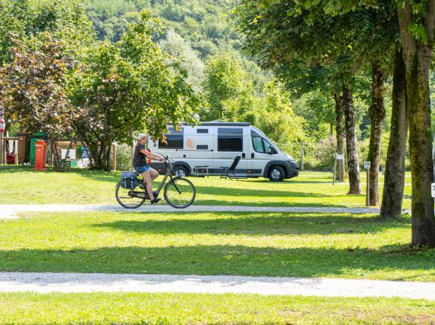 campinglago en june-offer-campsite-lake-corlo-with-pitches-overlooking-the-lake 006