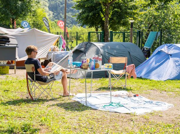 campinglago nl augustus-aanbieding-camping-arsie-uitzicht-op-het-meer-met-zwembad 007